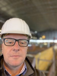 Sachverständiger Sascha Lentfer bei einer technischen Begutachtung